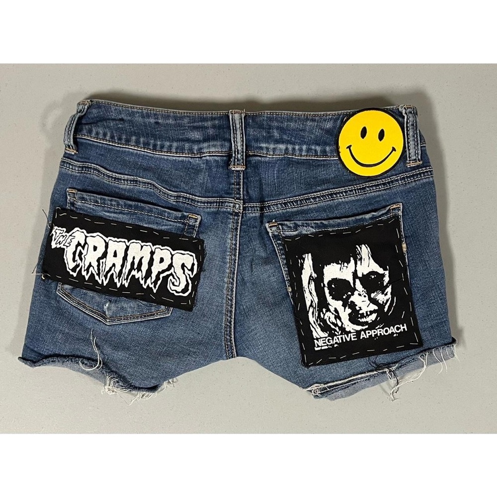 Blue ‘The Cramps’ ‘Negative Approach’ Patches Denim Jean Shorts Bottoms Size 2🔪